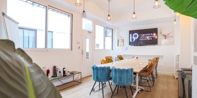 Salle Lainé-Lafarie vue d'angle avec table en rectangle et chaise devant la télévision