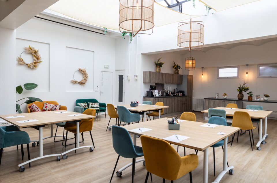 Loft Eiffel avec plusieurs tables carré et lot de feuilles stylo pour un atelier