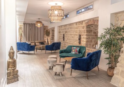 Salle Les Chais avec table basse en bois et canapé en velours bleu