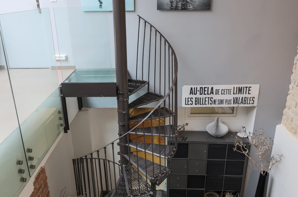 Escalier en colimaçon en fer forgé qui emmène au Grand Loft