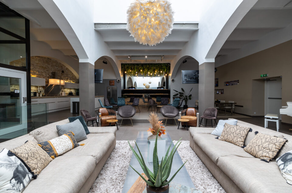 Grand Loft avec vision des canapé et chaises au fond
