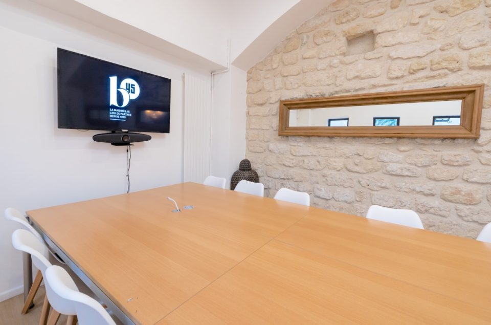 Salle noire avec table format réunion