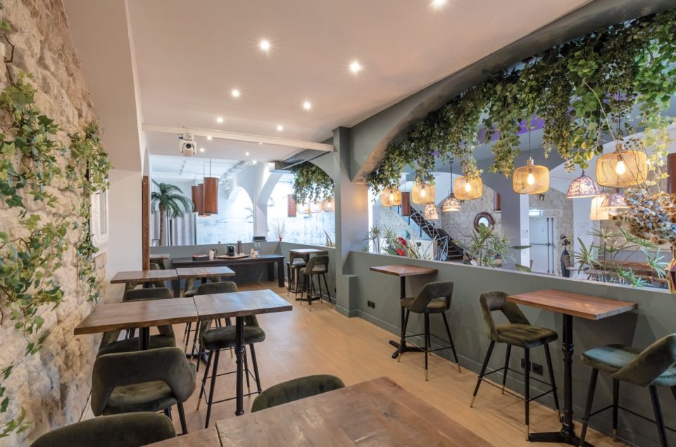 Espaces restauration dans le longe avec petites tables de 2 ou de 4