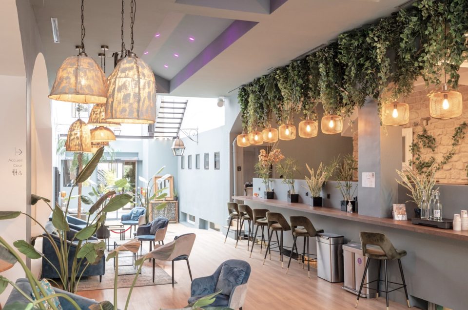 Salle Lounge avec vision directe su les plans de travail à l'entrée et les canapés bleus