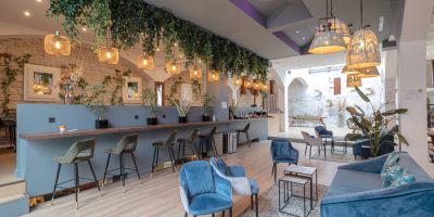 Salle Lounge avec vision directe su les plans de travail à l'entrée et les canapés bleus