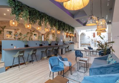 Salle Lounge avec vision directe su les plans de travail à l'entrée et les canapés bleus