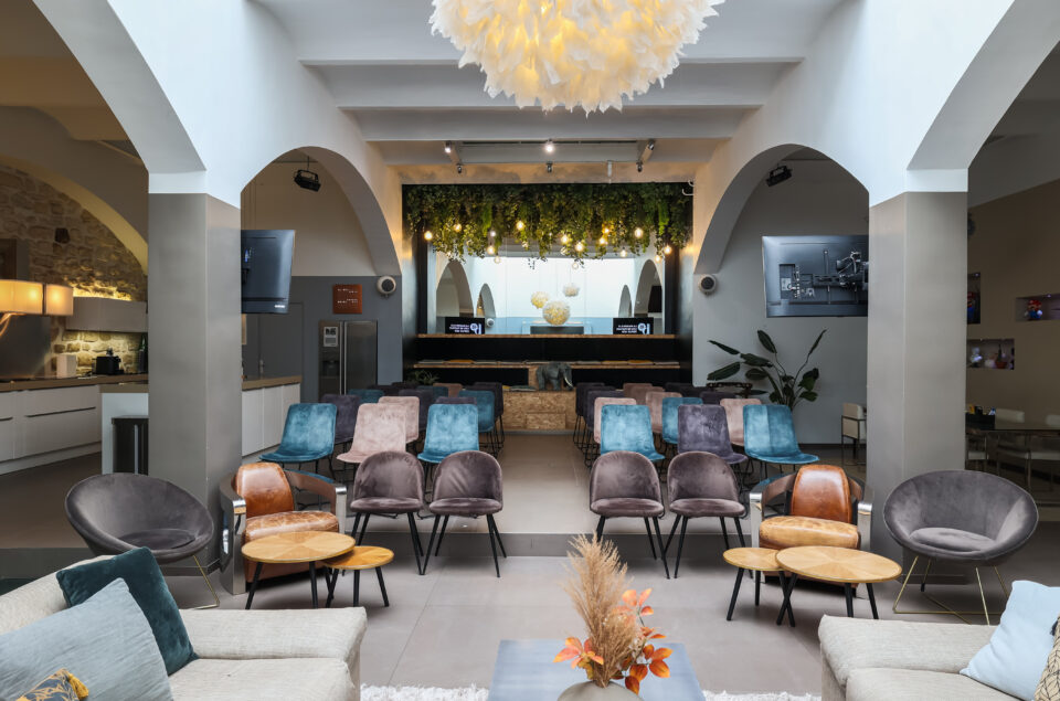 Le Grand Loft configuration théâtre avec plusieurs chaises différentes devant la télé et les canapés