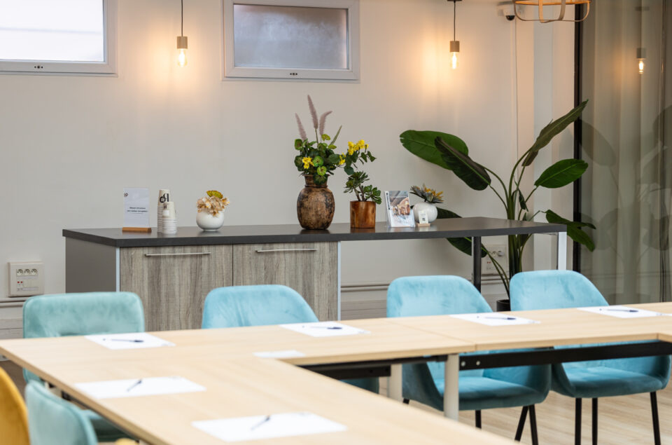 Plan de travail du Loft Eiffel avec plantes dessus. Premier plan table et chaise en format U