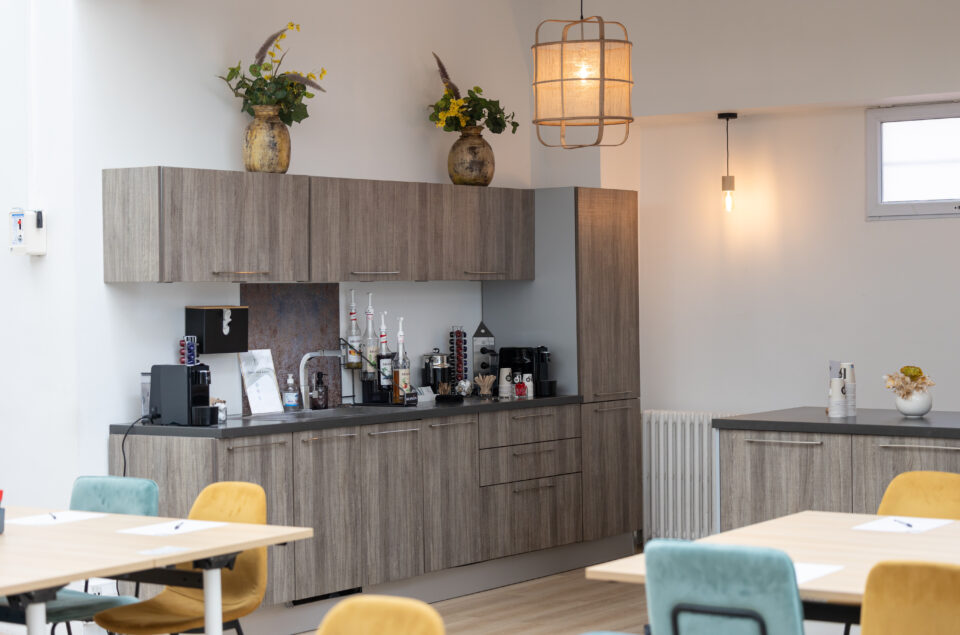 Bar du Loft Eiffel avec plan de travail au centre de la pièce