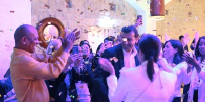 Soirée client avec confettis qui tombent du plafond. Les clients dansent