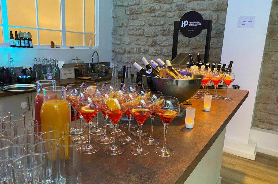 Bar rempli de cocktail spritz et seaux remplie de glaçon, de bierre mais aussi de vin.