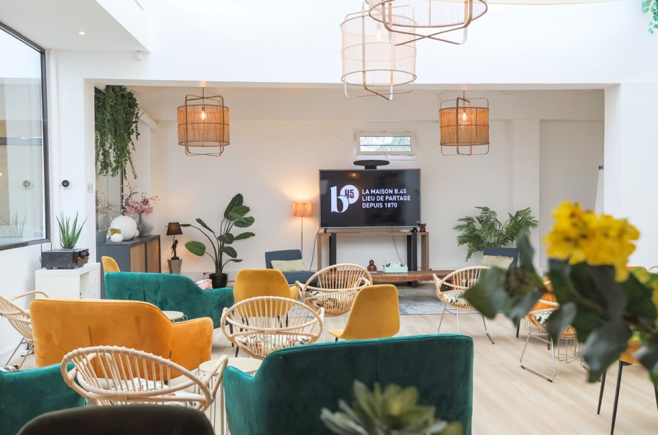 Loft Eiffel avec canapé orange et vert et chaises