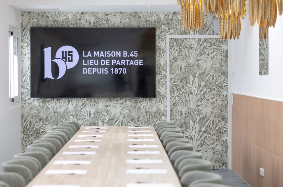 Loft Berlioz avec mise en place de table façon réunion avec vue de la télévision