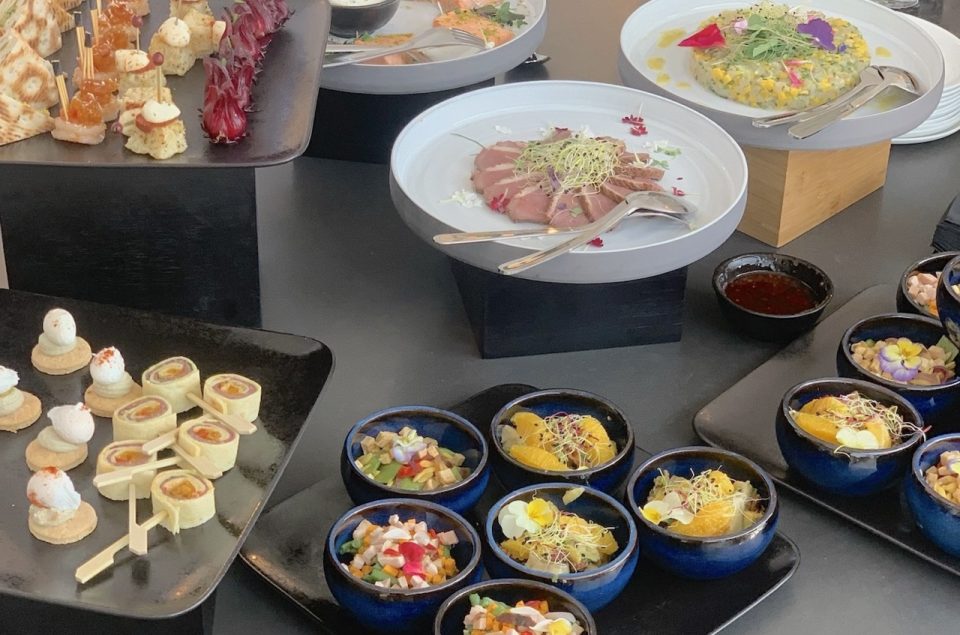 Plateaux repas avec salade de légumes croquants, roulé, rose beef