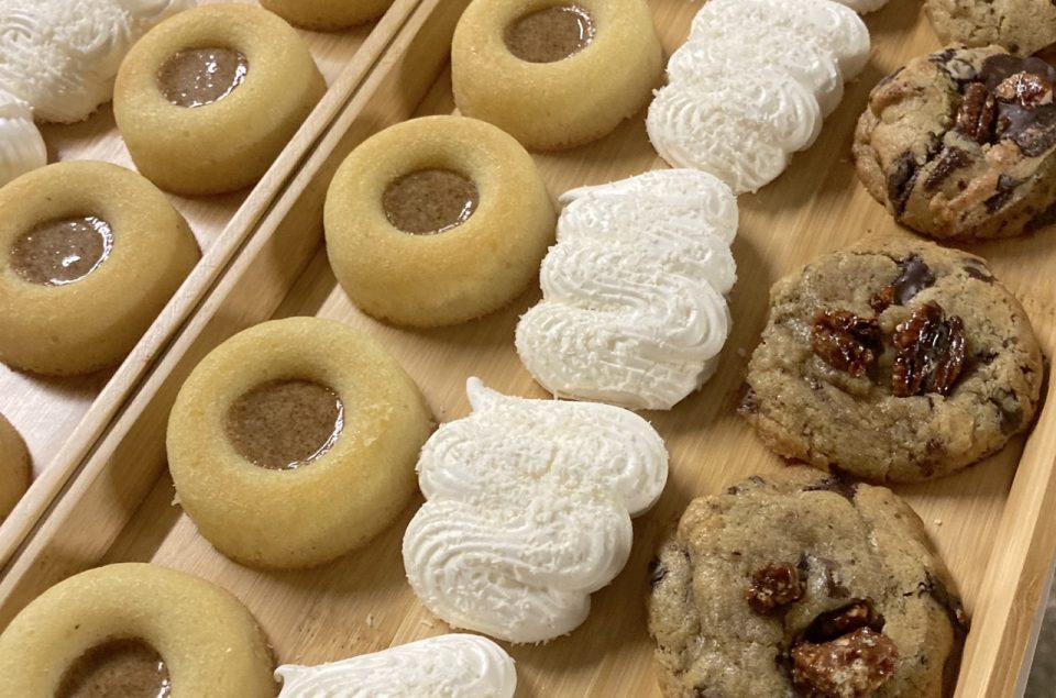Mini financier avec coeur praliné noisette, meringues coco et cookies noix de pécan