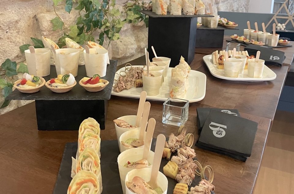 plateaux repas avec différents tapas comme wrap, brochette viande ananas et mini tartelettes