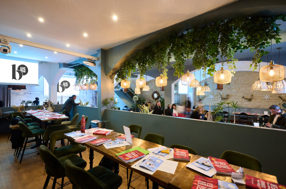 Deux écrans de rappels sont installés dans le Lounge, pour des conférences à 200 personnes où tout le monde voit.