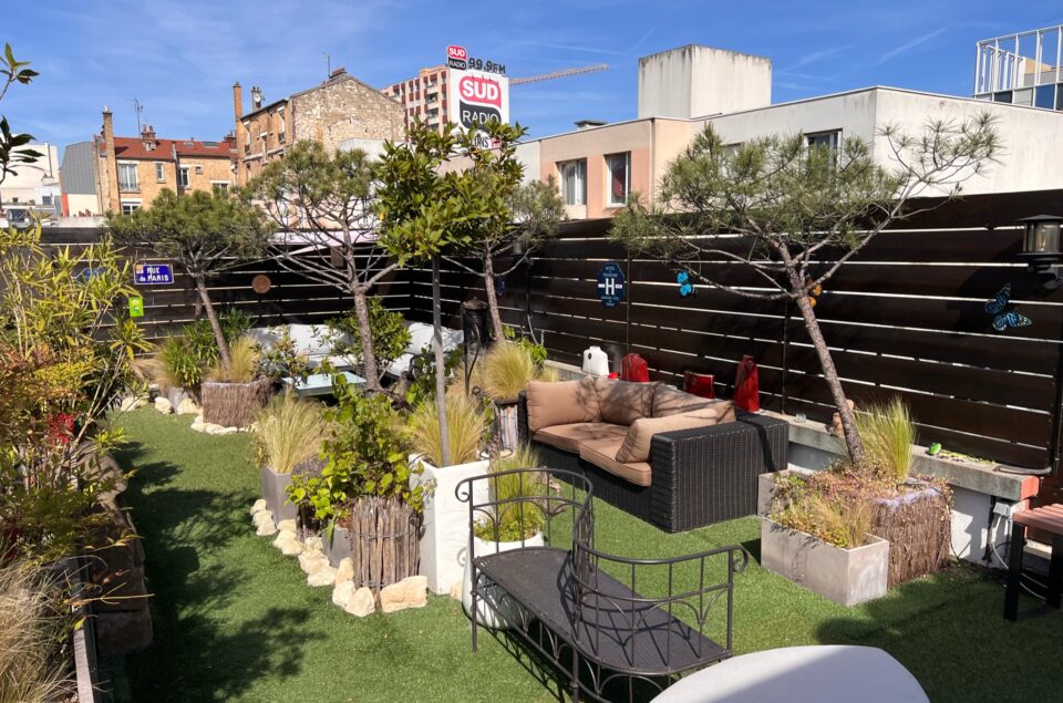 Rooftop avec des arbres en été. Espace de coworking et de cocktail du b45.