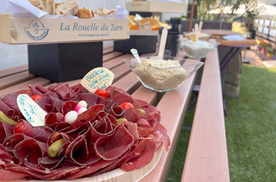 Plateau de charcuterie sur le rooftop avec barquette de pain