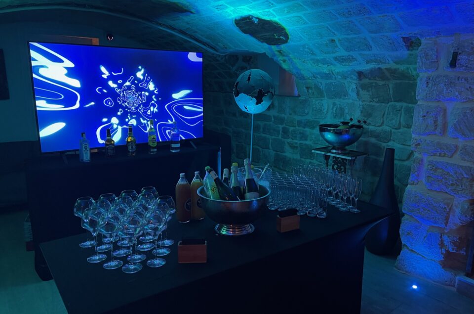Bar à cocktail dans LEs Chais avec lumière d'ambiance bleue