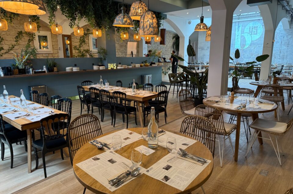 Les repas assis sont si spacieux dans les 200m carrés du Lounge du b45.