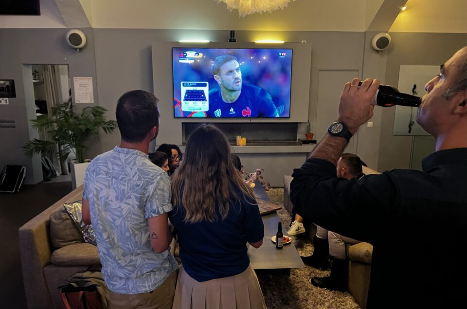 Soirée client pendant les Jeux-Olympiques. Clients dans le Grand Loft en soirée amicales. Les clients regardent le match de rugby avec des bières. Vu de dos des clients