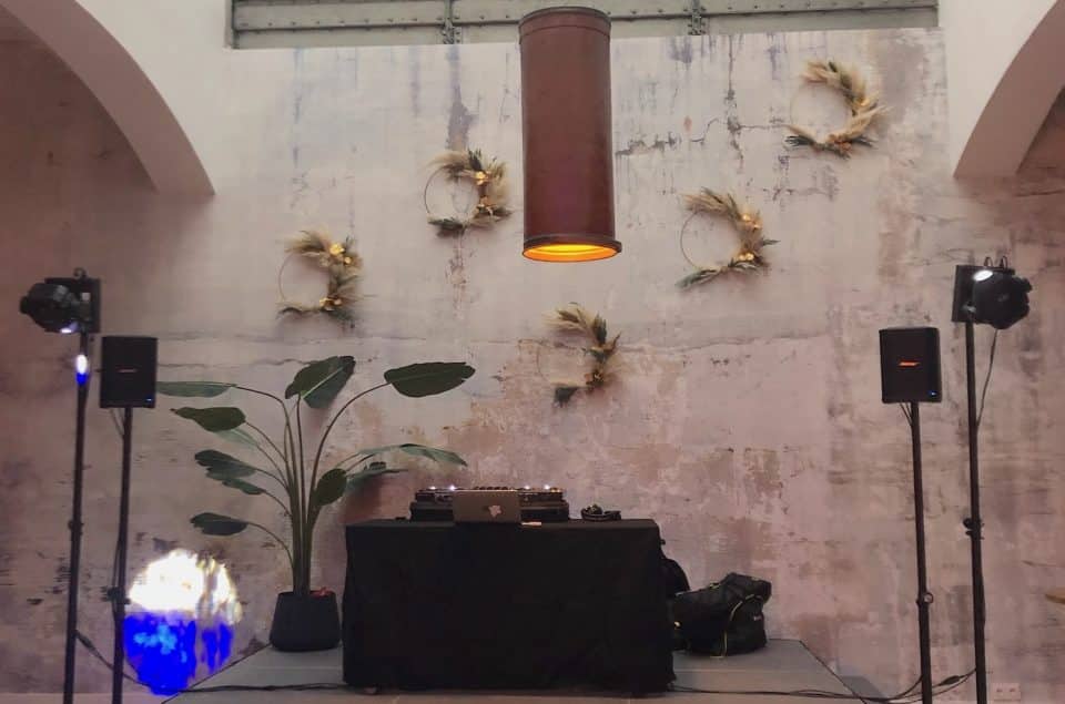 Salle Lounge avec équipements du DJ en fond