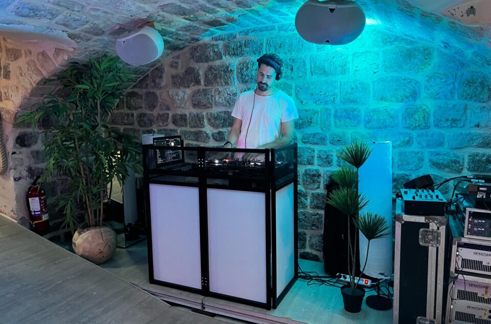 DJ dans l'espace les Chais avec lumières tamisées bleu clair