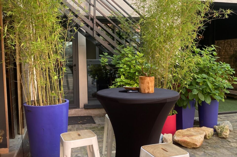 Dans la Cour du b45, nous mettons des mange debout et des tabourets adaptés si vous en avez besoin lors de vos evenements.