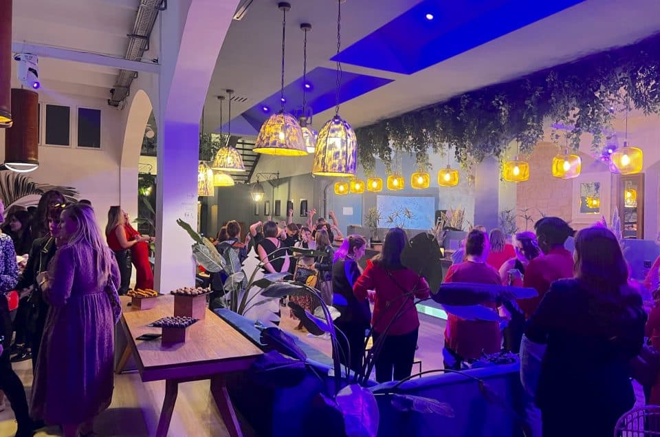 Soirée Cocktail client avec vue sur le lounge et les clients qui dansent