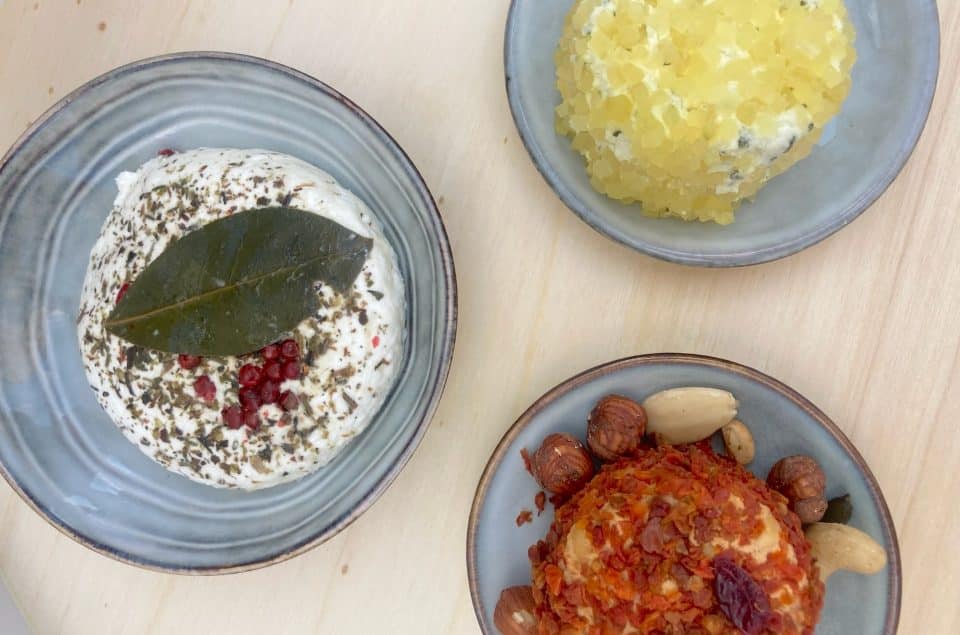 3 types de fromages dans des bols différents : Burrata aux herbes et au poivre, formage aux noix