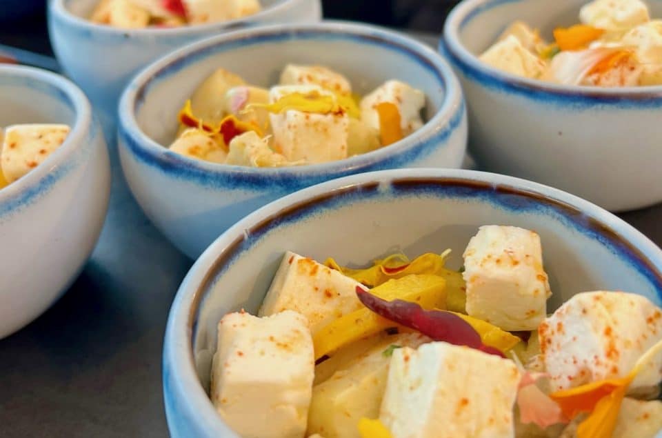 Zoom sur les verrines artichaut courgettes jaunes, feta et fleurs comestibles