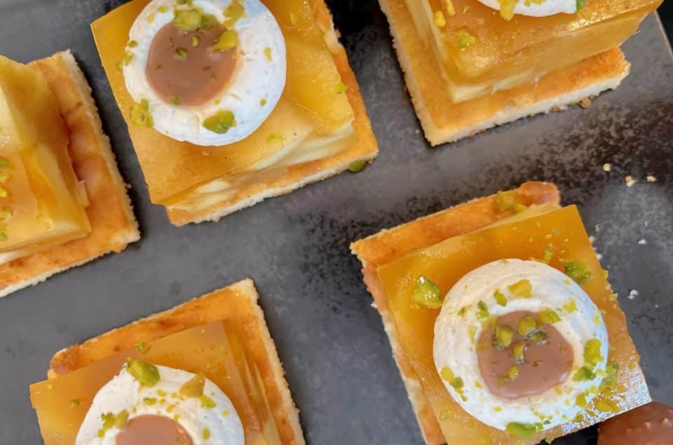 Petit gâteaux avec génoise, gelée à la poire et moule citron et caramel