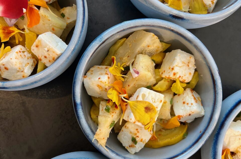 Zoom sur les verrines artichaut courgettes jaunes, feta et fleurs comestibles