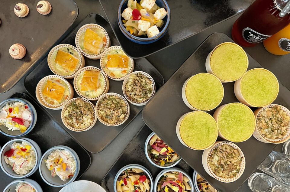 Exemples de mets : mini verrines colorées. Salade de pattes avec des fleurs comestibles, verrines artichaut fêta et fleurs comestibles, souples potiron marron. Patté en croute et enfin jus de fruit frais