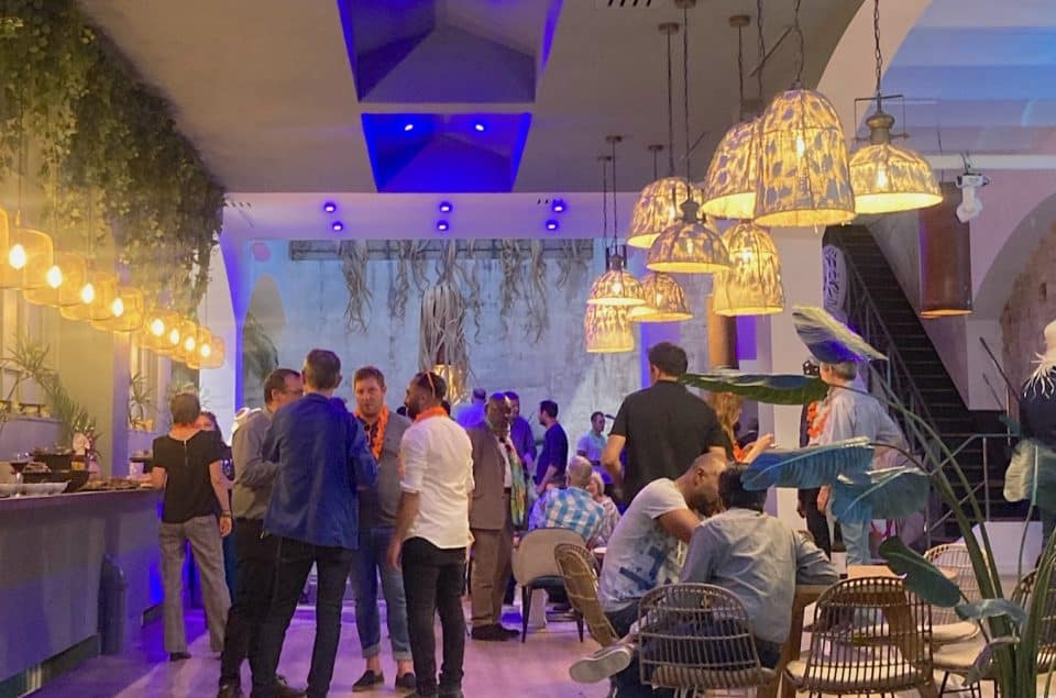 Soirée Cocktail de client avec à disposition chaises et canapés. Vision des clients heureux