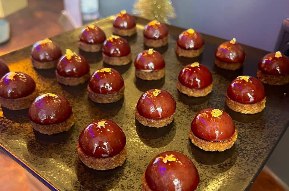 Petits mets sucrés avec un sablé et un tome au chocolat et feuille d'or au dessus