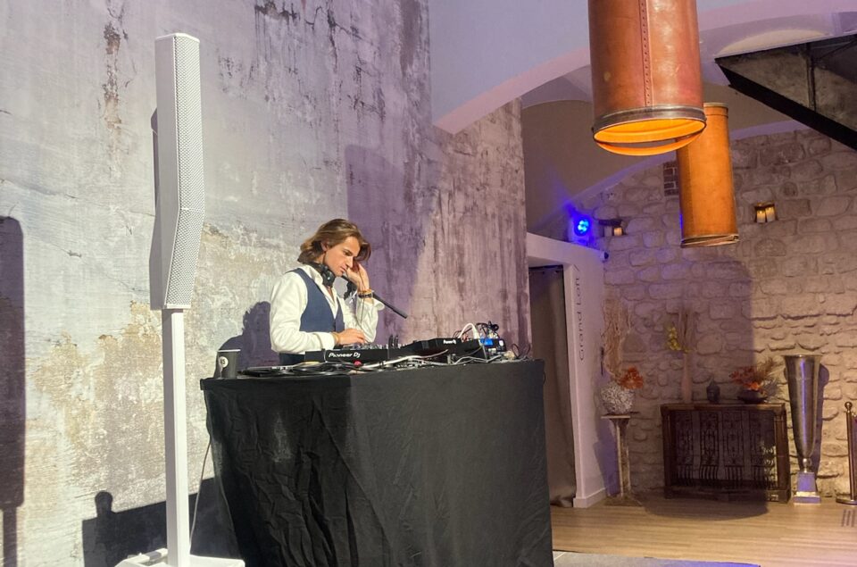 DJ avec enceinte sur une scène dans l'espace Lounge