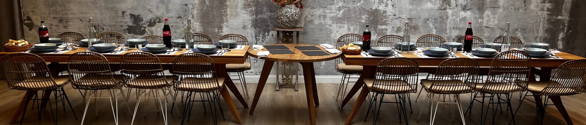 Diner assis dans le lounge avec table en bois