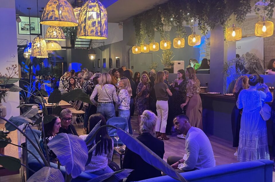 Soirée Cocktail client dans le lounge. Lumière tamisée bleu avec lampe jaune pour éclairée.