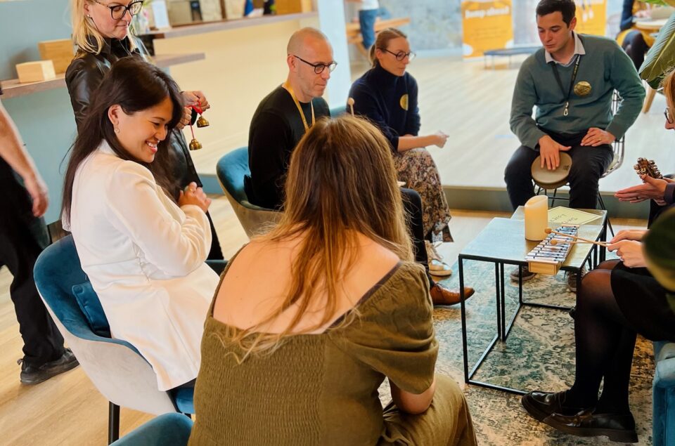 Atelier client sur le thème de la musique dans le lounge. visage heureux et intéressés.
