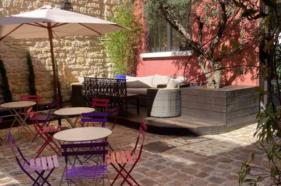 Cour intérieur en plein soleil, avec canapé pour se reposer. Vous avez la possibilité de fumer des cendriers sont mis à disposition. Parasol à disposition en cas de fortes chaleurs
