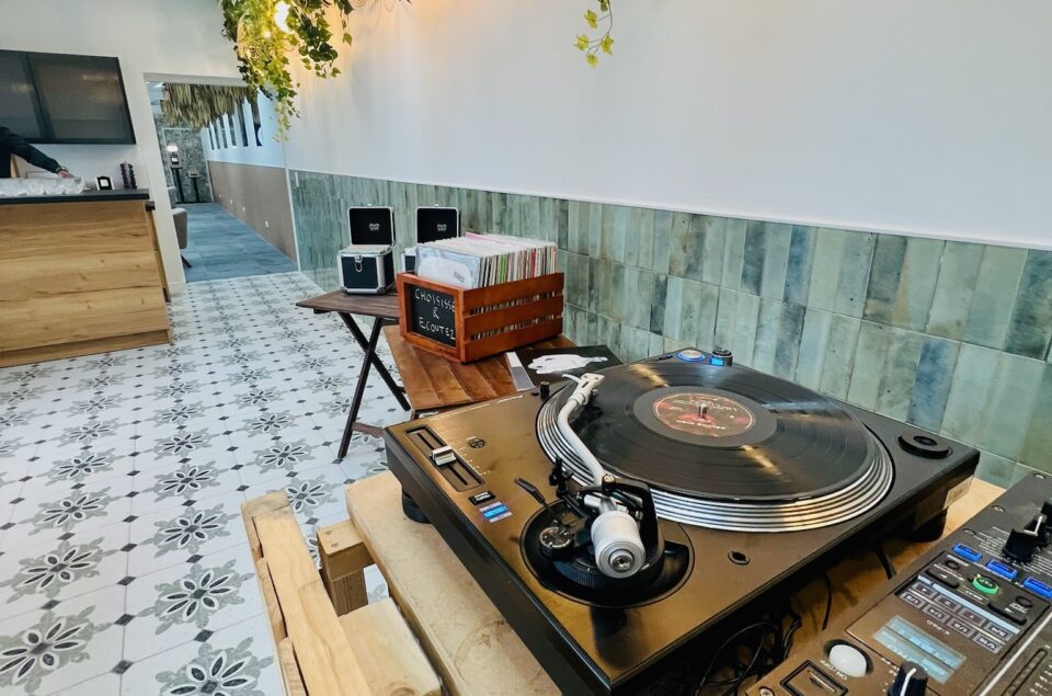 Vision directe de la platine à vinyle dans le salon Alcia sur le bar en palette