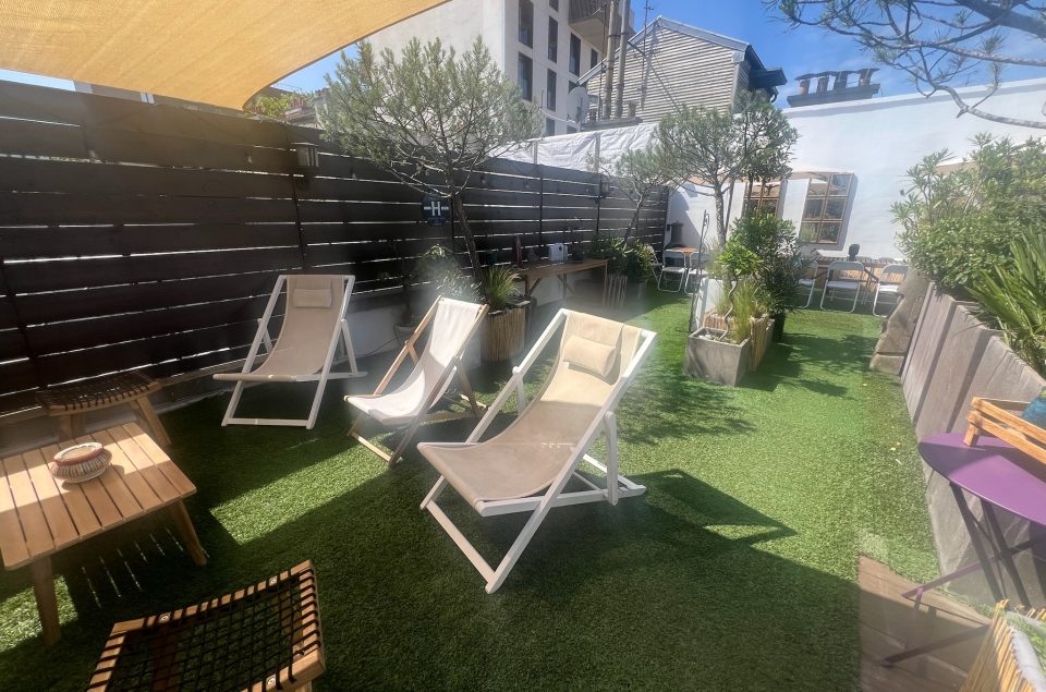 Rooftop avec transat au soleil et toile pour faire de l'ombre