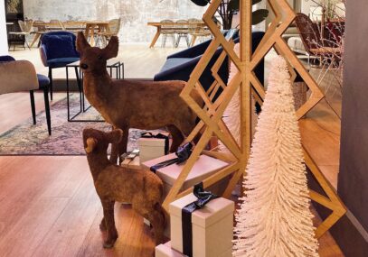 Décoration pour les Winter Party type sapin en bois, faux sapin enneigés, biches et faux cadeaux