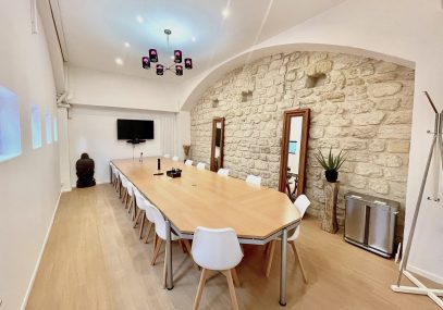 Salle noire avec table format réunion