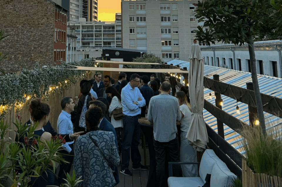 Rooftop en soirée avec le soleil couchant au b45