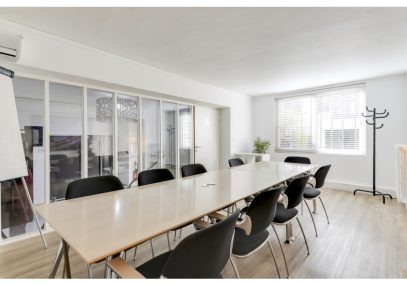 Salle Cour avec format réunions chaise et tableau