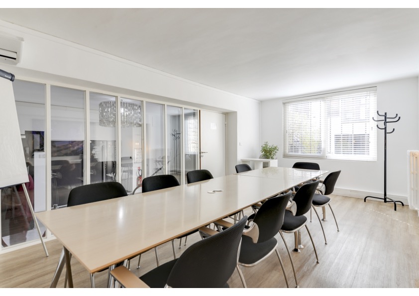 Salle Cour avec format réunions chaise et tableau