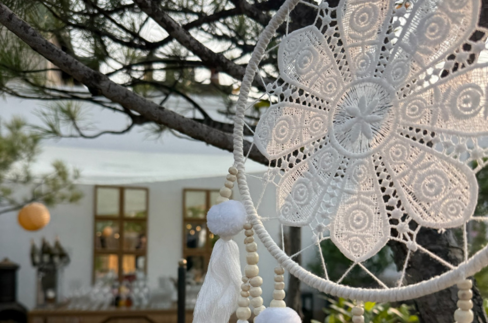 Sur le rooftop il y a un attrape-rêve